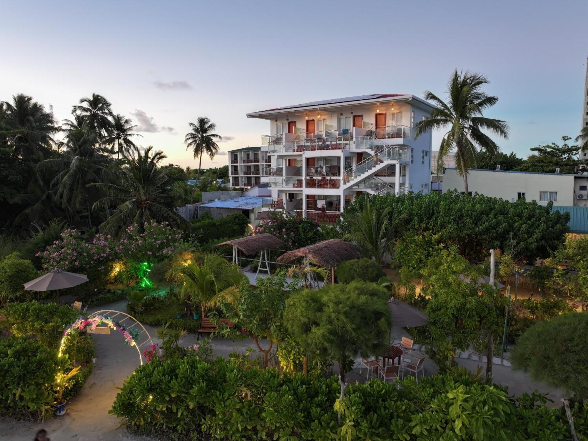 Hotel Reef Edge Thulusdhoo, Maldives Exterior foto
